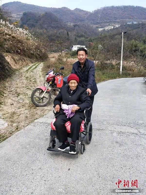 滕帅打包?药厂讨论引进安东尼与加纳乔，总身价6500万曼联卖多少?