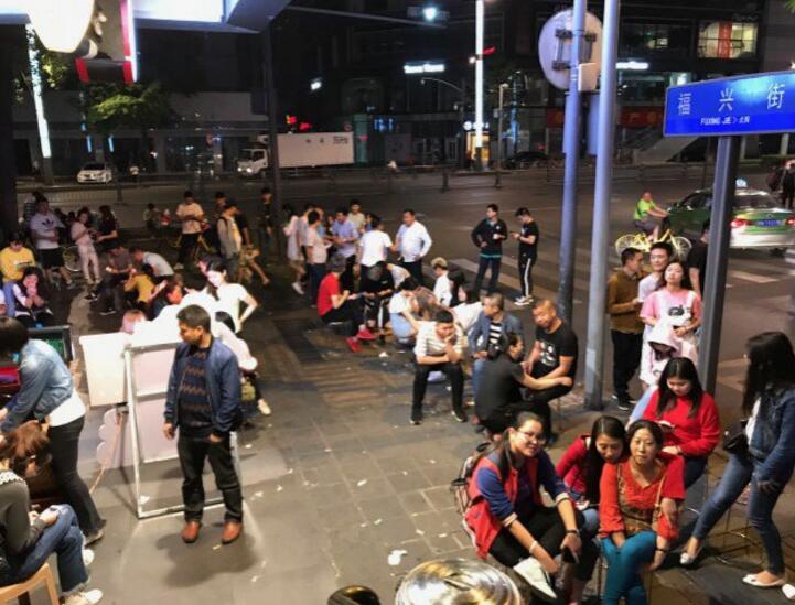 记者：拉什福德愿意接受降薪加盟巴萨；安东尼：我不知道未来会怎样，和曼联仍有合同
