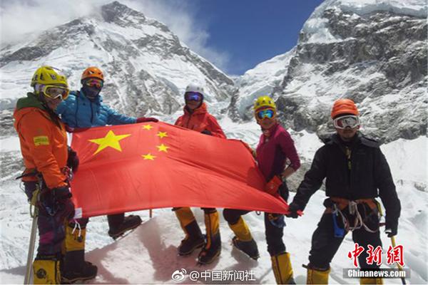 好气！小角度任意球破门因队友越位被吹，小麦气得砸水瓶